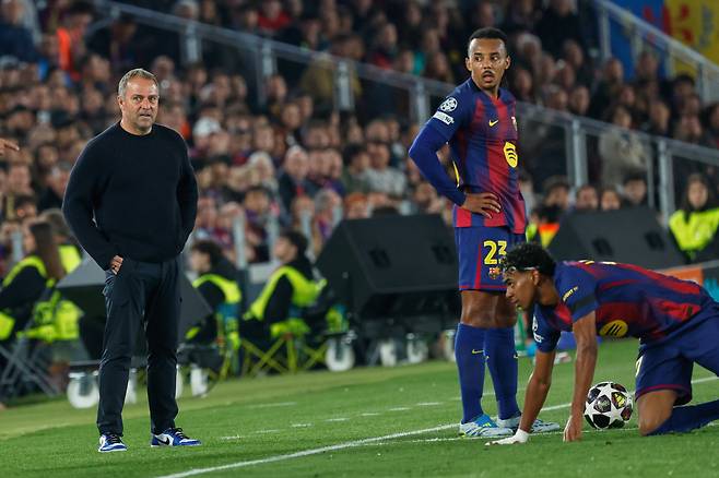 Barcelona's head coach Hansi Flick, left, Barcelona's Jules Kounde, Barcelona's Lamine Yamal during the Champions League quarterfinal first leg soccer match between Barcelona and Atletico Madrid in Barcelona, Spain, Wednesday, April 8, 2026. (AP Photo/Joan Monfort)
<저작권자(c) 연합뉴스, 무단 전재-재배포, AI 학습 및 활용 금지>