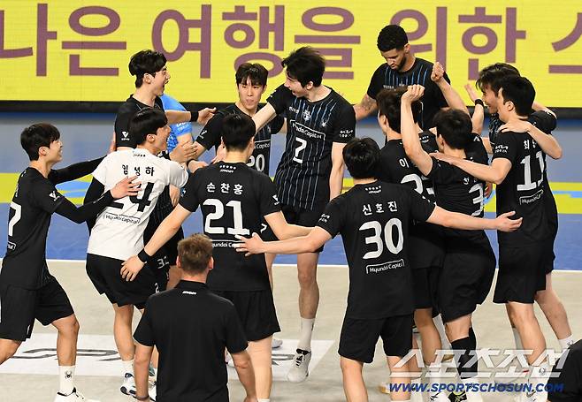 8일 천안 유관순체육관에서 열린 배구 V리그 남자부 챔피언결정전 4차전. 현대캐피탈이 대한항공에 승리했다. 경기 종료 후 승리의 기쁨을 나누고 있는 현대캐피탈 선수들. 천안=송정헌 기자songs@sportschosun.com/2026.04.08/