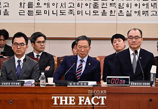 구자현 검찰총장 직무대행과 정성호 법무부 장관, 기우종 법원행정처장 직무대행(왼쪽부터)이 7일 오전 서울 여의도 국회에서 열린 윤석열 정권 정치검찰 조작기소 의혹 사건 진상규명 국정조사특별위원회 전체회의에 참석해 여야 의원들의 언쟁을 지켜보고 있다. /국회=배정한 기자