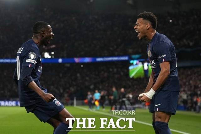 전반 11분 선제골을 터뜨린 데지레 두에(오른쪽)가 우스만 뎀벨레와 함께 역동적인 골 세리머니를 펼치고 있다./파리=AP.뉴시스