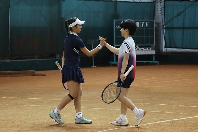 주니어선수권 14세부 여자복식 준결승에서 하이파이브를 하는 김태희와 장예람. 대한테니스협회