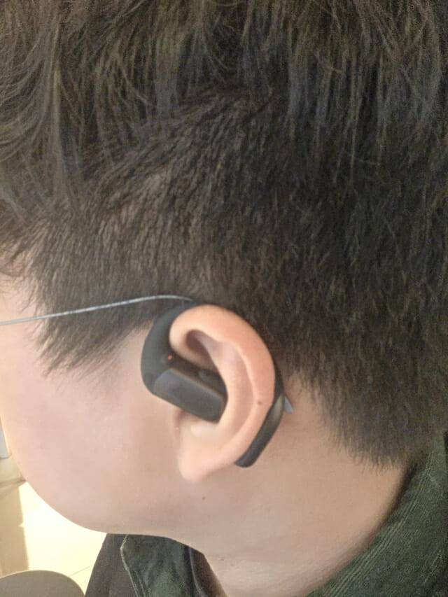 오픈핏 프로를 착용한 모습. 귀에 안정적으로 걸려 있다.(사진=지디넷코리아)