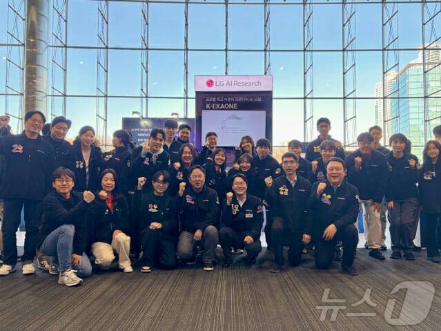 LG AI연구원은 30일 서울 강남 코엑스에서 과학기술정보통신부 주관으로 열린 ‘독자 AI 파운데이션 모델 1차 발표회’에서 ‘K-엑사원(EXAONE)’의 성능을 공개했다고 밝혔다. 사진은 LG AI연구원 관계자들이 기념 사진을 촬영하는 모습. 2025.12.30 (사진=LG/뉴스1)