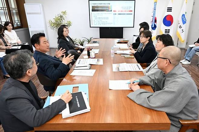 김동근 의정부시장이 지난 8일 시장실에서 관계 공무원과 사회복지시설 관계자들이 참석한 가운데 '제16차 복지정책 전략회의'를 개최하고 있다. 의정부시 제공