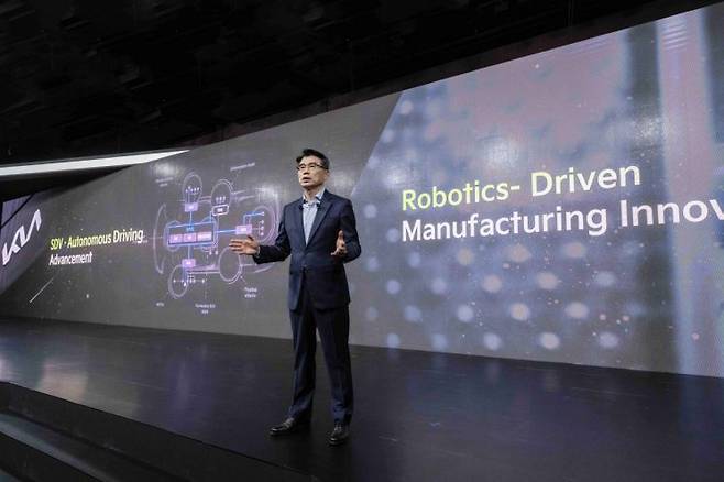 기아 송호성 사장이 '2026 CEO 인베스터 데이(CEO Investor Day)'에서 기아의 중장기 사업 전략 등에 대해 설명하고 있다. 기아