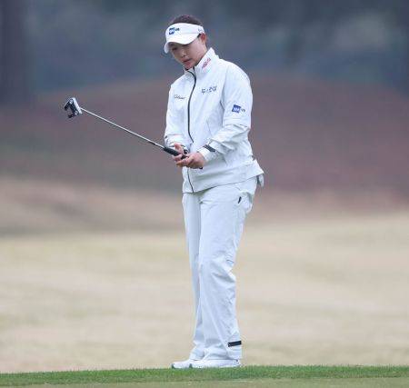 김민솔이 iM금융오픈 1라운드 12번 홀 그린 주변에서 퍼팅을 하고 있다. KLPGA 제공