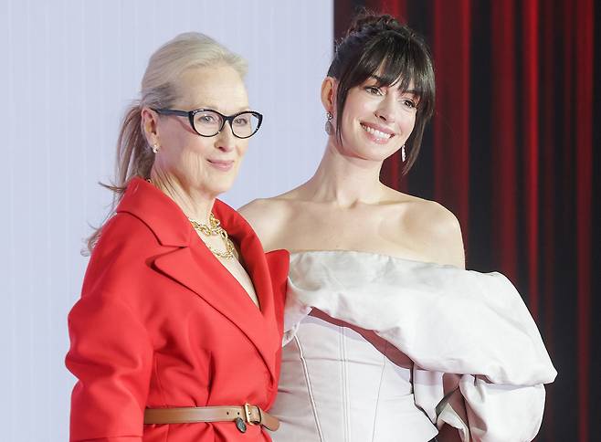 영화 ‘악마는 프라다를 입는다2′의 홍보를 위해 처음으로 방한한 배우 메릴 스트립(왼쪽)과 앤 해서웨이가 8일 서울 중구 한 호텔에서 열린 내한 기자간담회에서 포즈를 취하고 있다. /장련성 기자