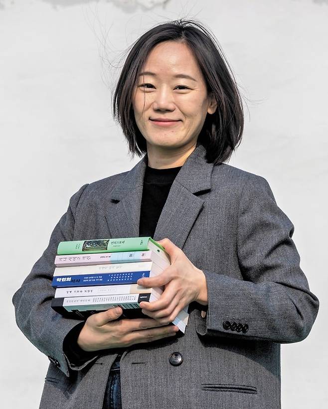 편집자 박혜진의 과로 사유는 “이 책은 내야 합니다”라는 말을 당당하게 하기 위해서다. 그는 이 말에 무게를 싣기 위해 “조직의 신뢰를 얻어야 한다”고 했다. 사진 촬영 당시 다른 출판사에서 낸 그의 최근 저서를 맨 위에 올리자고 했더니 민음사에서 출간한 그의 비평집 ‘언더스토리’로 살포시 바꿔치기했다. 조직원의 순발력이 돋보였다. /김지호 기자