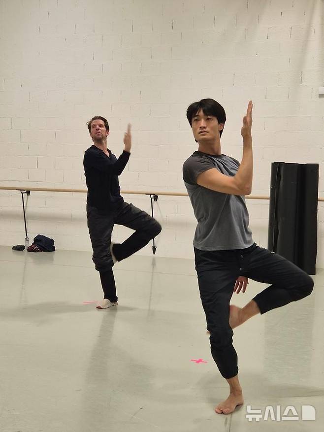 스위스 로잔의 '베자르 발레 로잔' 연습실에서 쥘리엥 파브로 예술감독(뒤)과 함께 '볼레로'를 연습 중인 마린스키 발레 김기민 수석 무용수. /인아츠 프로덕션