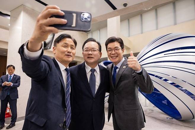 김영진 더불어민주당 의원(맨 왼쪽)ⓒ뉴시스