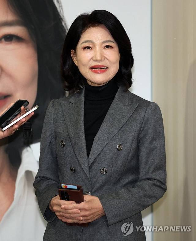 대구시장 선거에 출사표를 던진 이진숙 전 방송통신위원장이 6일 오후 대구 시내 자신의 선거캠프에서 기자들과 만나 질문에 답하고 있다. 연합뉴스