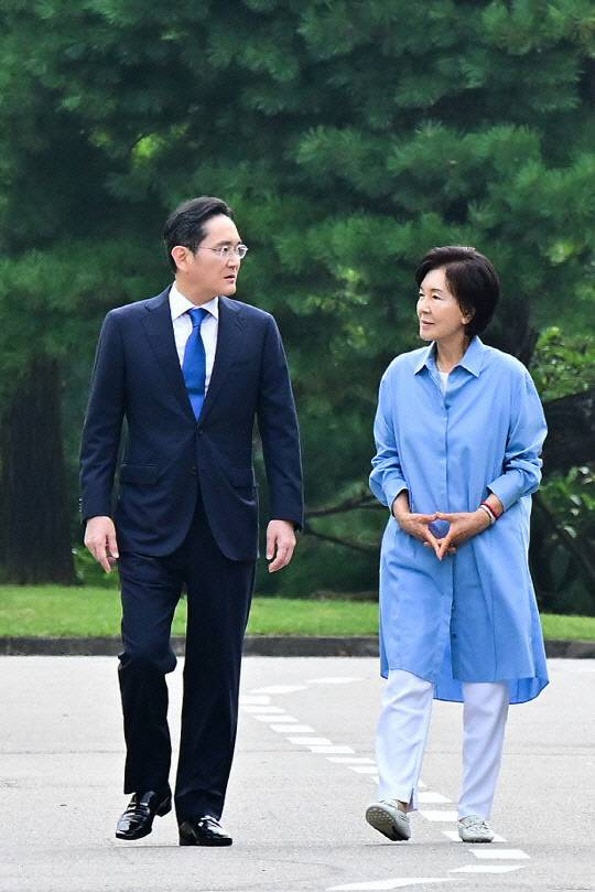 홍라희(오른쪽) 리움미술관 명예관장이 이재용 삼성전자 회장과 2023년 경기 용인에서 열린 삼성화재 안내견학교 30주년 기념식에 참석해 함께 걷고 있다. 삼성전자 제공