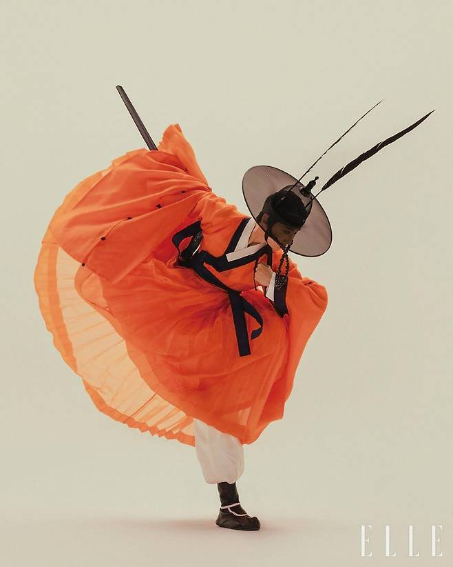 1막 일무연구 : ‘무무’ 오방색 대신 전통한복에선 흔히 사용하지 않는 서브 컬러인 주황색의 철릭을 착용해 검무의 강렬한 무드를 강조한다.