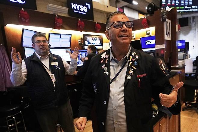 뉴욕 증시가 8일(현지시간) 이란 휴전에 따른 유가 폭락에 힘입어 폭등세로 장을 마쳤다. AP 뉴시스