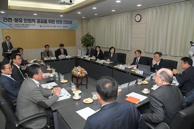 9일 오유경 식품의약품안전처장(윗줄 오른쪽 네 번째)이 경기 안성의 농심 안성공장에서 라면·분유 생산 업체 및 관련 협회 등과 간담회를 주재하고 있다. 식약처 제공