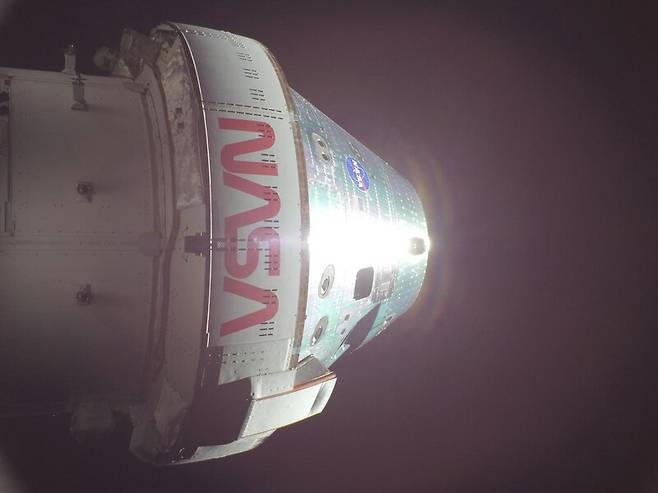 아르테미스 2호 우주선 태양전지판 끝에 장착된 카메라로 촬영한 셀카 사진. 우주비행사들이 임무 7일째를 앞두고 휴식을 취하는 중 찍은 사진이다.