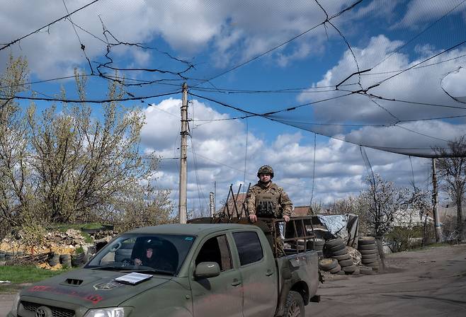 지난 7일(현지시간) 우크라이나 도네츠크주 드루즈키우카에서 장병들이 드론 방어용 그물 아래에 있는 모습. EPA=연합뉴스