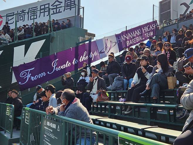 지난달 20일 일본 효고현 한신고시엔구장 관중석에 영어로 쓰인 하나마키히가시고 현수막이 걸려 있다. 오누키 도모코 특파원