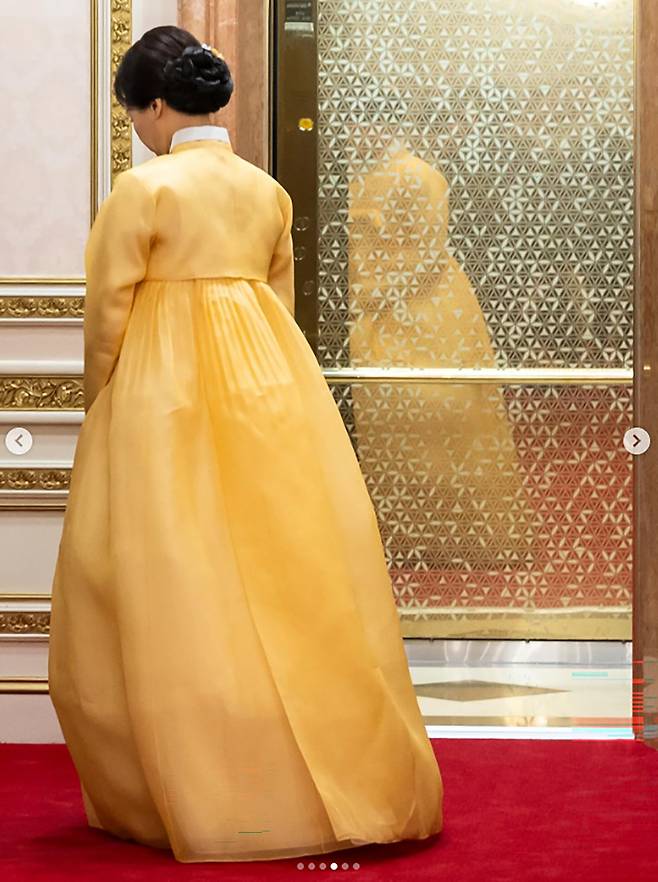 프랑스 대통령실 소속 사진가 알렉산드라 르봉의 6일 인스타그램 캡처