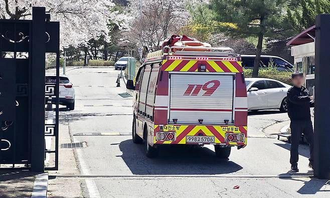 8일 대전 중구 오월드(동물원)에서 늑대 한 마리가 탈출한 가운데 현장에 출동한 경찰과 119특수대응단원 등이 급히 이동하고 있다. 탈출한 늑대는 2024년에 태어난 생후 2년 된 수컷으로 무게는 약 30kg이며, 이날 오전 늑대 사파리에서 땅을 파고 탈출한 것으로 알려졌다.김성태 객원기자