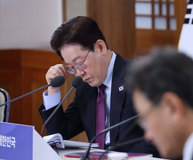 이재명 대통령이 9일 청와대에서 열린 국민경제자문회의 1차 전체 회의에서 자료를 보고 있다. 청와대사진기자단