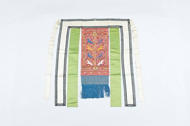 수(綏)와 대대(大帶). 수는 조복, 제복 등 예복을 입을 때 뒤에 달아 늘이는 장식물이고, 대대는 조복과 제복 등 관복에 띠던 큰 띠다. 사진 국립진주박물관