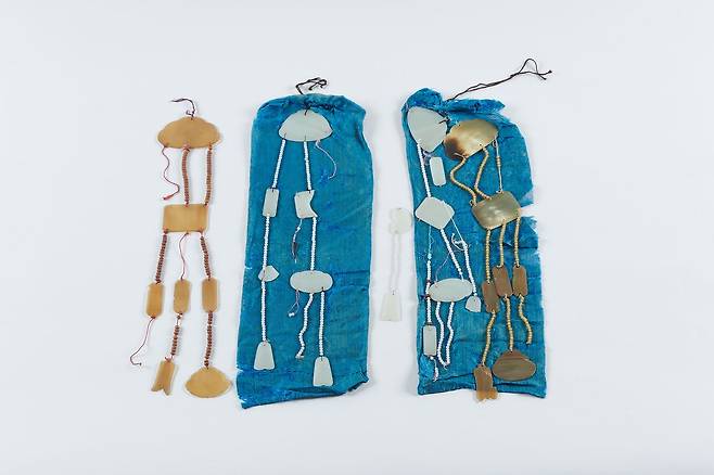 패옥(佩玉)과 패옥 주머니. 패옥은 조복, 제복을 입을 때 양 옆에 늘이는 장식품으로 여러 가지 모양의 옥을 연결해서 만든다. 얇게 비치는 청색 사(紗)로 만든 자루에 넣어 달게 되어 있다. 사진 국립진주박물관