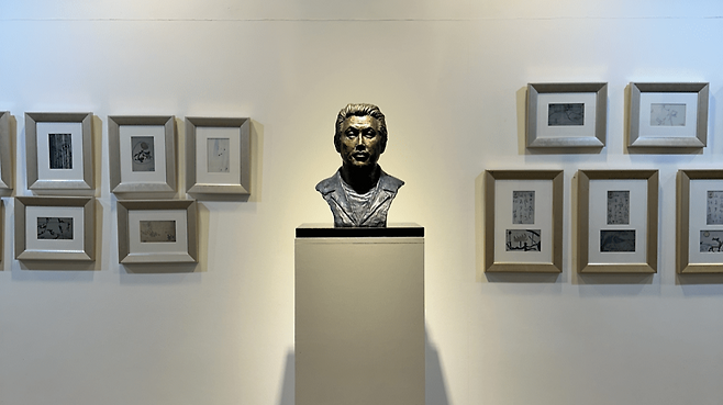 ‘중섭, 빛깔있는 꿈’ 기획전과 연계해 지난 28일 진부령미술관에서 열린 ‘이중섭 흉상 제막식’에서 공개된 흉상.