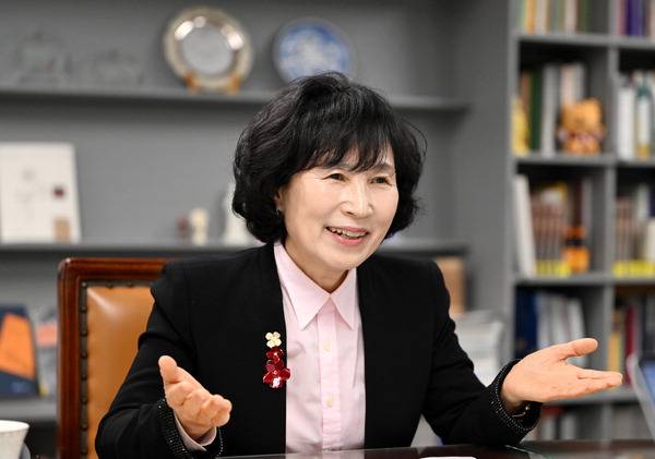 부산박물관 정은우 관장이 처음 시도한 박물관 캐릭터 개발과 굿즈 사업 등을 포함해 그동안의 성과를 소개하고 있다. 김성효 선임기자 kimsh@kookje.co.kr