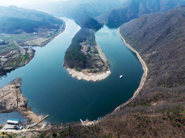 옥천의 한반도 지형으로 다가오는 정지용호