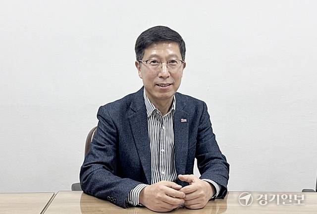 8일 박수열 경기도사진앨범인쇄협동조합 이사장이 경기일보와 인터뷰를 진행하고 있다. 김소현기자