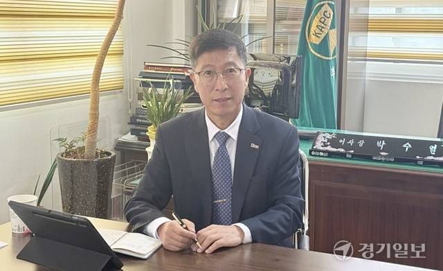 8일 박수열 경기도사진앨범인쇄협동조합 이사장이 경기일보와 인터뷰를 진행하고 있다. 김소현기자