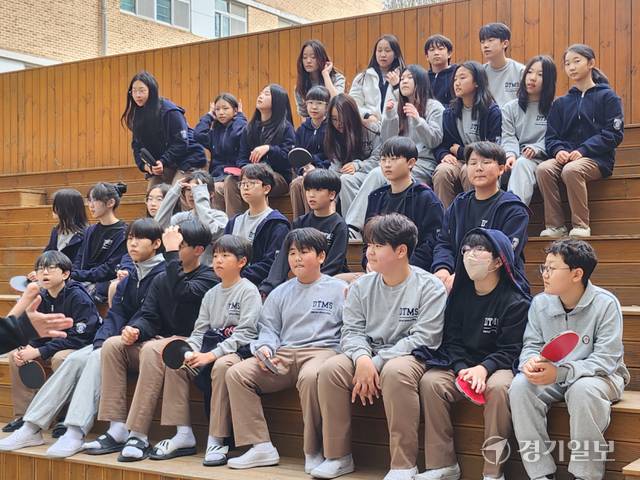 화성 동탄중학교 학생들이 ‘편한 교복’ 차림을 선보이고 있다. 박화선기자