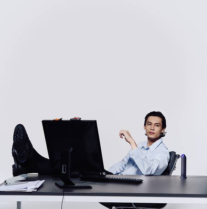 책상 위에 세워서 사용할 수 있는 다이슨 허쉬젯 미니 쿨 선풍기. <다이슨>