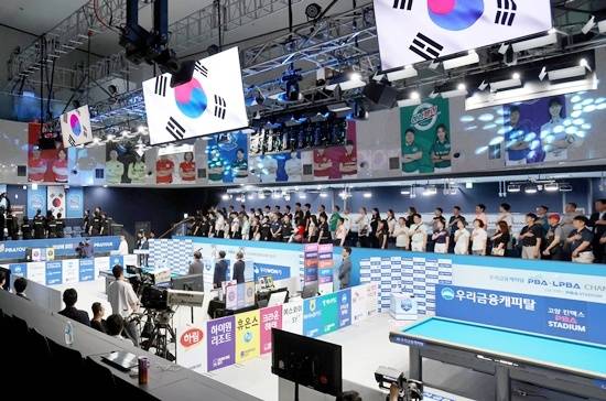 프로당구PBA는 오는 6월 열리는 ‘2026 FIFA북중미월드컵’과의 일정 중복을 피하기 위해 26/27시즌 개막을 5월로 앞당긴다. 사진은 25/26시즌 개막전인 ‘우리금융캐피탈PBA-LPBA 챔피언십 2025’ 개막식. (사진=PBA)