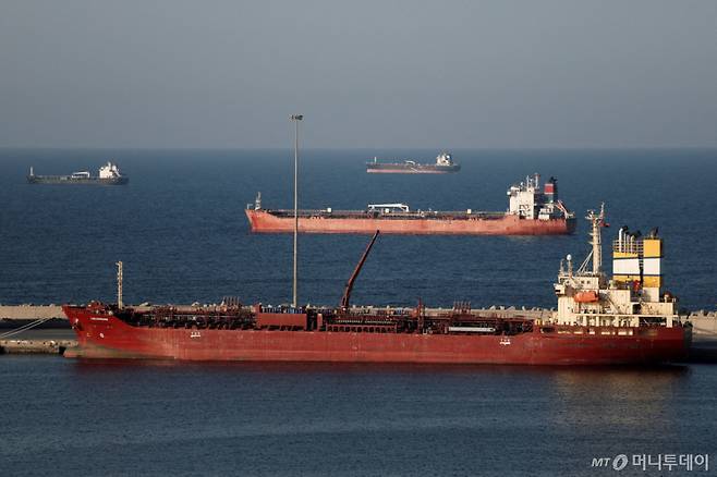 유조선이 호르무즈 해협 인근 오만 무스카트에 정박해 있다. /로이터=뉴스1 /사진=(로이터=뉴스1)
