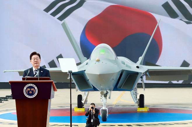 이재명 대통령이 지난달 25일 경남 사천 한국항공우주산업(KAI)에서 열린 KF-21 양산 1호기 출고식에서 격려사를 하고 있다. /사진=뉴시스