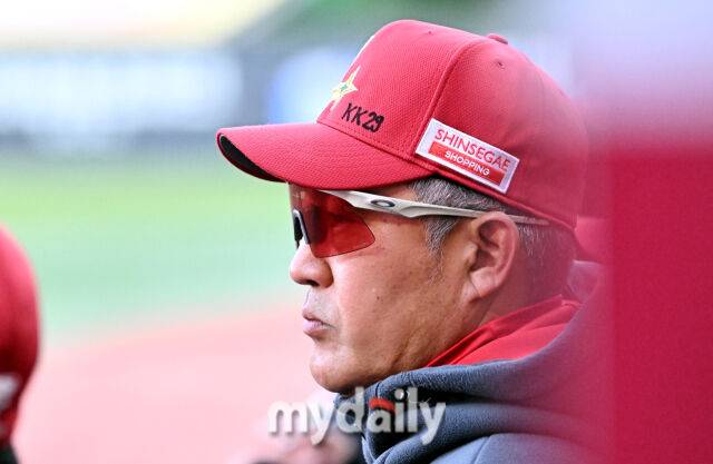 7일 오후 인천 SSG랜더스필드에서 진행된 '2026 프로야구 KBO리그' SSG랜더스와 한화 이글스의 경기. SSG 이숭용 감독이 선수들을 지켜보고 있다./마이데일리