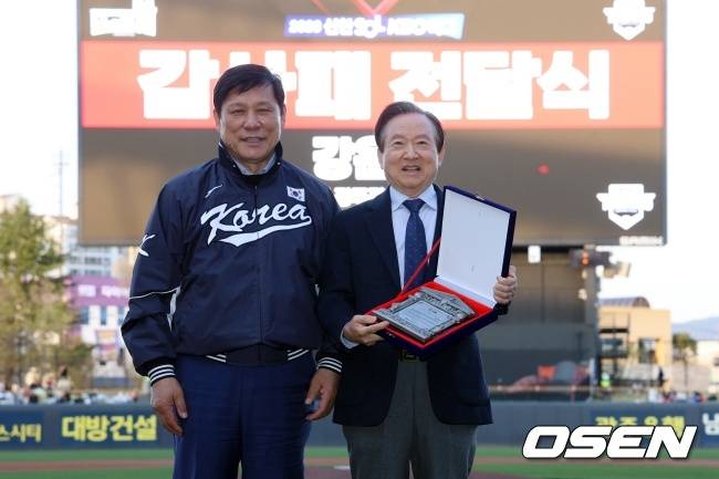 허구연 총재가 강운태 전 광주광역시장에게 감사패를 전했다./KIA 타이거즈 제공