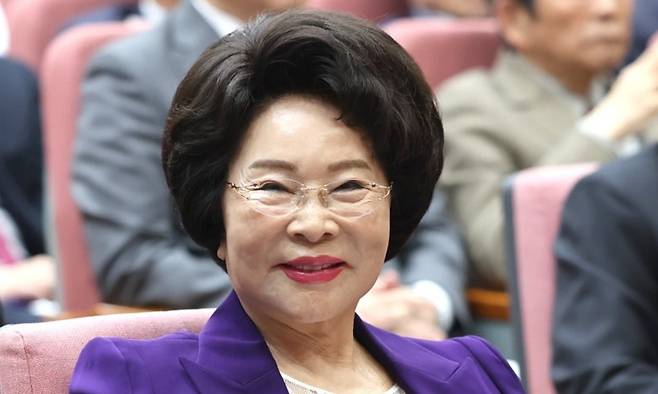 이길여 가천길재단 회장(가천대학교 총장)이 3월25일 인천 남동구 가천대 길병원 암센터에서 열린 ‘가천이길여길’ 명예도로명 지정 기념 제막식에 자리하고 있다. 뉴시스