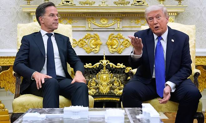 마르크 뤼터 나토 사무총장(왼쪽)과 도널드 트럼프 미국 대통령. 네덜란드 총리 출신인 뤼터는 ‘트럼프를 다루는 데 가장 능숙한 유럽 지도자’로 통한다. AP연합