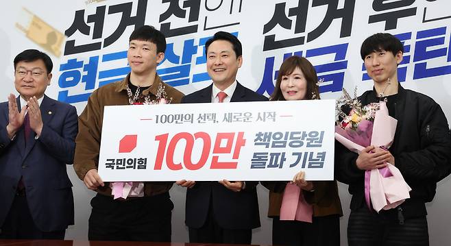 장동혁, 100만 당원돌파 자축 국민의힘 장동혁 대표(가운데)가 9일 국회에서 열린 당 책임당원 100만명 돌파 기념식에서 당원들과 기념촬영을 하며 활짝 웃고 있다. 왼쪽부터 정점식 정책위의장, 이정훈 책임당원, 장 대표, 안현주 책임당원, 유청운 책임당원.허정호 선임기자