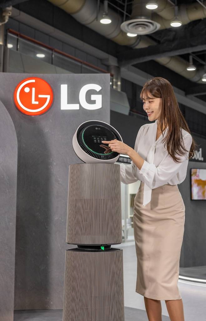 LG전자가 8일 서울 코엑스에서 개막한 ‘에어페어 2026’에서 노벨화학상 소재 적용 필터와 공간 맞춤형 공기질 관리 솔루션을 선보인다. LG전자 제공