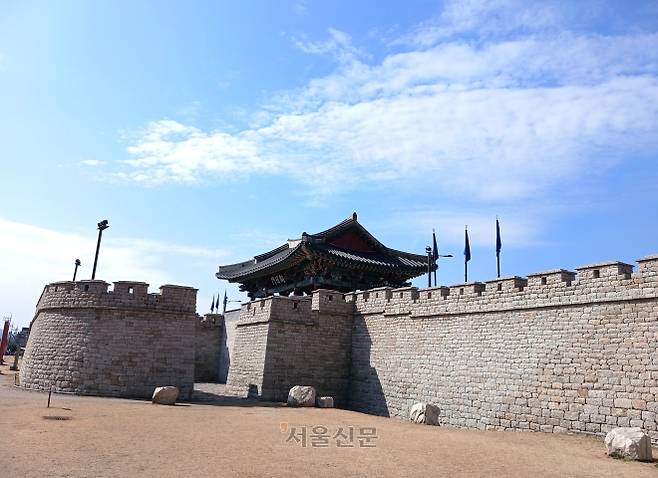 경주읍성 동문 향일문. 이 문으로 읍성 내부에 들어가면 왼쪽에 관아 터, 오른쪽에 태조의 어진을 모신 집경전의 흔적이 남아있다.