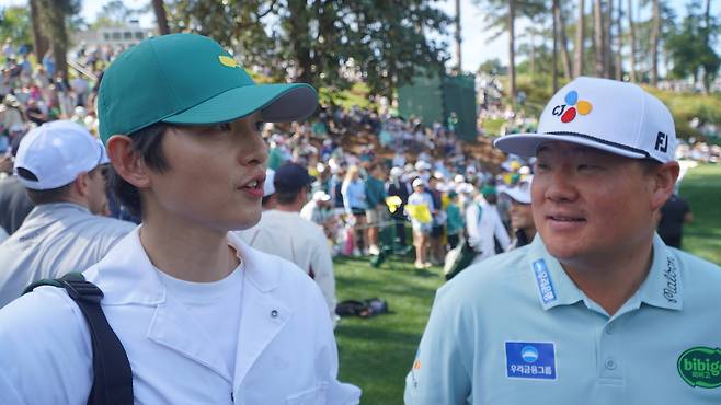 배우 송중기(왼쪽)가 8일(현지 시간) 마스터스 파3 콘테스트에 캐디로 참가해 경기를 마친 뒤 임성재와 함께 소감을 말하고 있다. 오거스타=양준호 기자