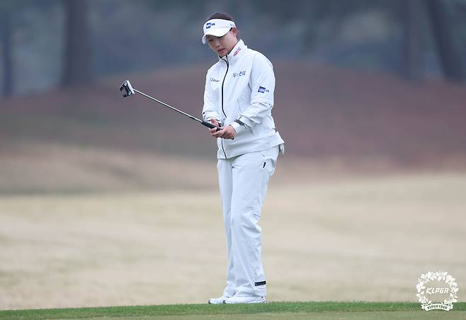 퍼팅한 뒤 공을 확인하고 있는 김민솔. 사진 제공=KLPGA