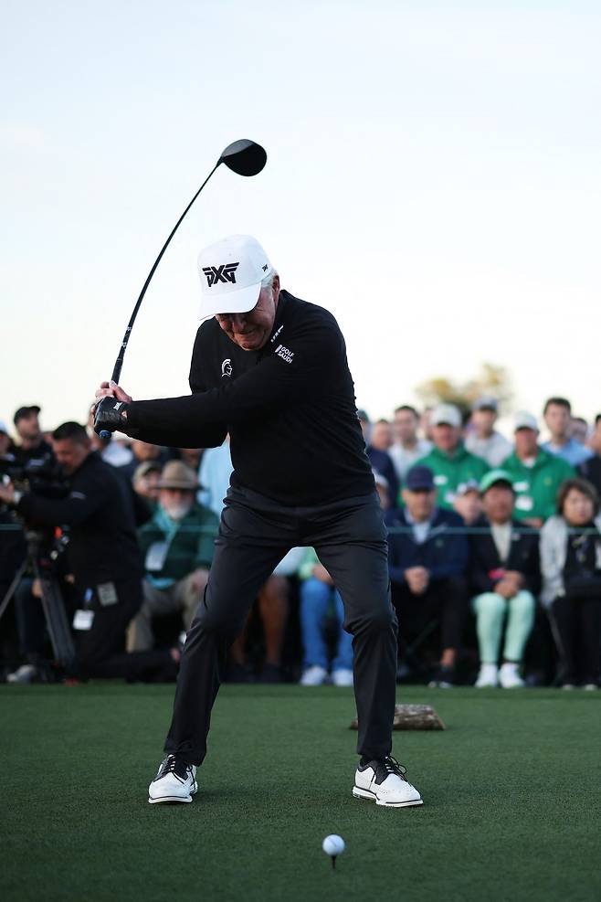 91세 게리 플레이어가 9일(현지 시간) 미국 조지아주 오거스타 내셔널GC 1번 홀에서 마스터스 본 대회 개막을 알리는 명예 시타를 하고 있다. AFP연합뉴스