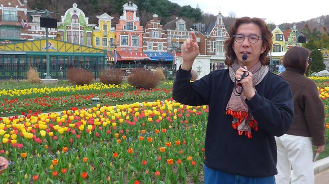 튤립축제에 대해 설명하기 위해 마이크를 잡은 ‘꽃바람 이박사’ 이준규 그룹장