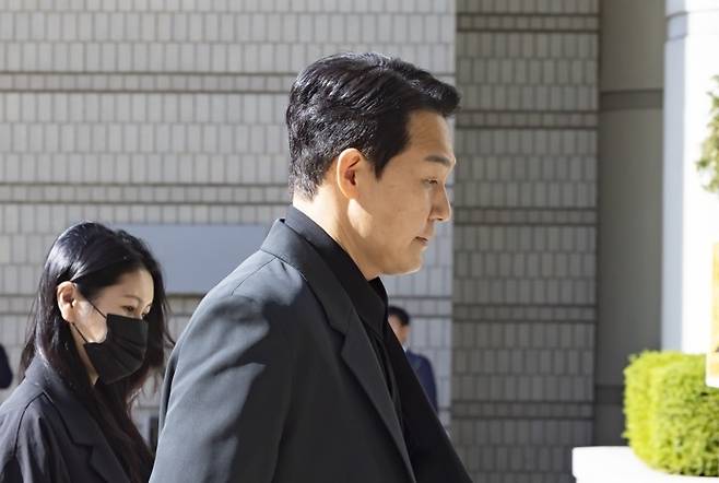 배우 박성웅이 임성근 전 해병대 1사단장의 국회에서의 증언·감정법 위반 등 위증 혐의 재판에 증인으로 출석하기 위해 8일 서울중앙지방법원에 도착해 법정으로 향하고 있다. 연합뉴스