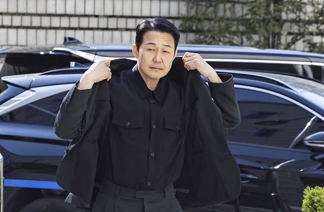 배우 박성웅이 8일 임성근 전 해병대 1사단장의 국회에서의 증언·감정법 위반 등 위증 혐의 재판에 증인으로 출석하기 위해 서울중앙지방법원에 도착해 법정으로 향하고 있다. 연합뉴스